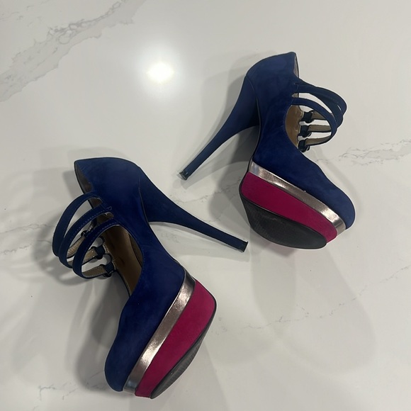 Lightly worn blue and magenta pump. - Picture 3 of 8